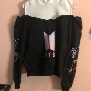 bts (kpop) no shoulder hoodie with names on back